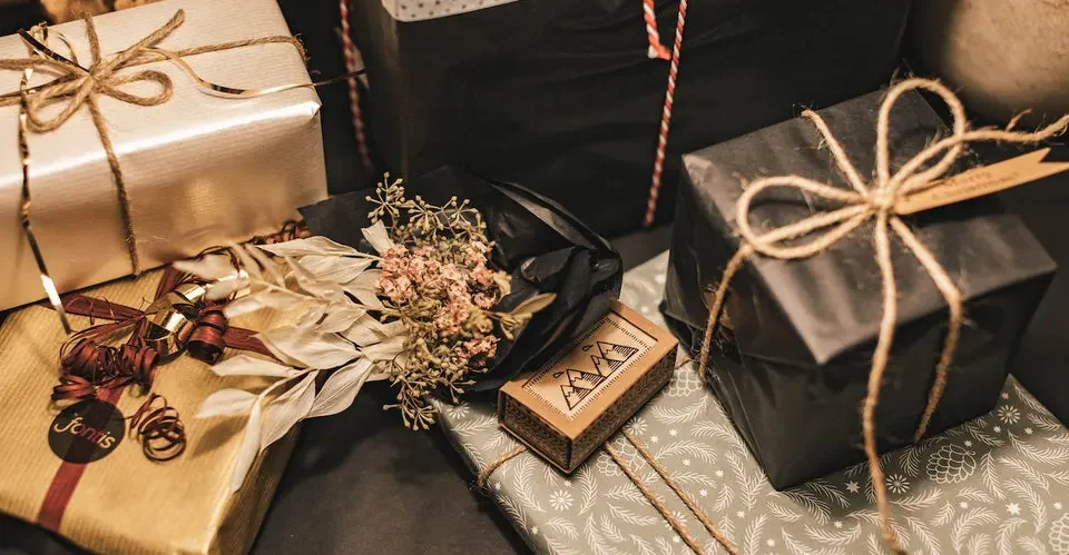 Luxury Christmas Gifts for Friends: Elegant Ideas with Fresh Brands